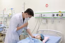 Vào viện sinh thường, sản phụ gặp tai biến tắc mạch ối tối cấp nguy kịch