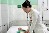 Bé trai 3 tuổi thủng ruột do nuốt 24 viên nam châm