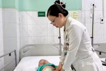 Bé trai 3 tuổi thủng ruột do nuốt 24 viên nam châm