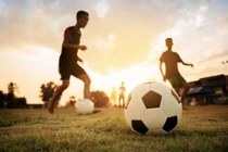 Chàng trai 29 tuổi sưng tím tinh hoàn do đá bóng