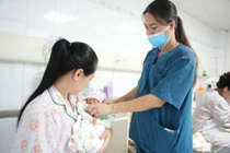 Đau bụng nhiều, hai mẹ con sản phụ 29 tuổi nguy kịch vì rau bong non