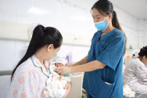 Đau bụng nhiều, hai mẹ con sản phụ 29 tuổi nguy kịch vì rau bong non