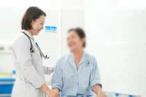 Lọc máu cứu bệnh nhân lupus nguy kịch do suy thận cấp, tràn dịch màng tim