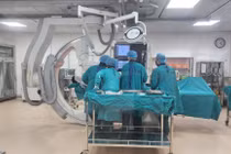 Nút mạch cứu sống nam thanh niên vỡ gan độ IV, không cần dao kéo