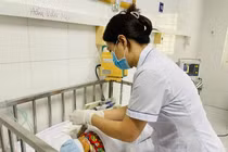 Đẻ rơi tự cắt dây rốn khiến trẻ 3 ngày tuổi nhiễm trùng nặng