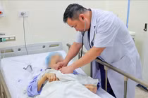 Cứu sống cụ bà 84 tuổi sốc tim nặng bằng chiến lược can thiệp 2 giai đoạn