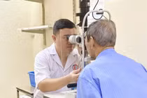 Tự pha nước muối nhỏ mắt, người đàn ông phải nhập viện