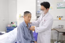 Đau ngực dữ dội, người đàn ông 66 tuổi sốc tim nguy kịch trên bàn can thiệp