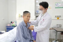 Đau ngực dữ dội, người đàn ông 66 tuổi sốc tim nguy kịch trên bàn can thiệp