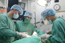 Loại bỏ túi phình động mạch chủ chậu dọa vỡ đe dọa tính mạng