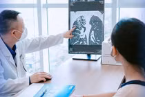 Bé gái 15 tuổi đau lưng, ho ra máu do lao phổi