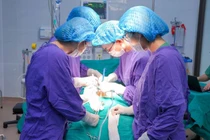 Sống chung sỏi bàng quang 30 năm, cô gái đau đớn vì sỏi 10cm