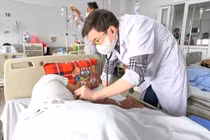 2 quý ông nhiễm khuẩn khuyết, viêm màng não vì ăn lòng lợn, tiết canh