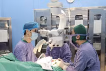 Vi phẫu hồi sinh bàn tay bị chấn thương dập nát phức tạp đứt gần rời