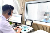 Nam thanh niên điếc đột ngột sau khi tắm khuya