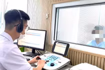 Nam thanh niên điếc đột ngột sau khi tắm khuya