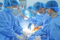 Công nghệ 3D mổ thay van tim xuyên qua thành ngực với trocars nhỏ ≤ 1,2cm