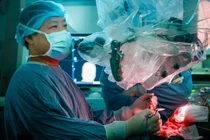 Lần đầu tiên cắt bỏ u tuyến yên lần 3 bằng 2 cuộc đại phẫu cùng lúc
