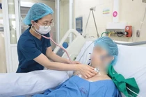 Sốc điện 3 lần phá rung cho nam thanh niên đang tập gym thì ngừng tim