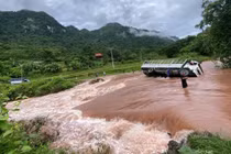 Cầu bị cuốn, ô tô lật do mưa lớn ở Nghệ An