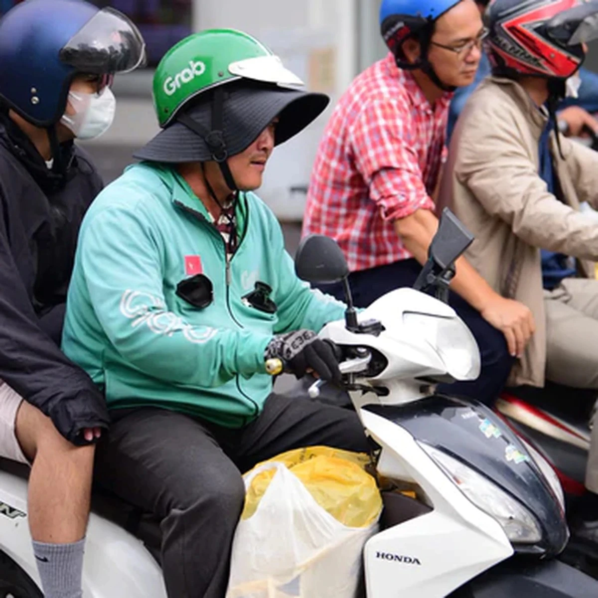 Thế giới siết quản lý, buộc Uber, Grab chi trả an sinh cho tài xế công nghệ