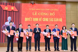 Phó Bí thư Tỉnh ủy, Chủ tịch UBND tỉnh Hồ Văn Mười trao quyết định bổ nhiệm, điều động cho các các bộ.