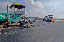 Bộ trưởng Xây dựng cảnh báo việc dùng cát biển để làm đường, xây nhà 