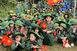 Học sinh khối 3, 4, 5 Trường Tiểu học Lê Hồng Phong hành quân đến Đồn Biên phòng Tuy Đức trong khuôn khổ hoạt động trải nghiệm.