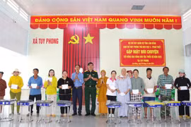 Trao quà hỗ trợ các hộ đồng bào dân tộc thiểu số có hoàn cảnh khó khăn xã Tuy Phong.