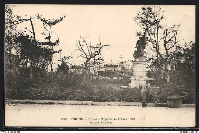 Quảng trường Paul Bert (nay là vườn hoa Lý Thái Tổ) sau cơn bão tháng 6/1903. Ảnh sưu tầm. Quảng trường Paul Bert (nay là vườn hoa Lý Thái Tổ) sau cơn bão tháng 6/1903. Ảnh sưu tầm.