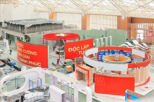 Các hạng mục bên trong khu trưng bày Triển lãm thành tựu đất nước nhân dịp kỷ niệm 80 năm Quốc khánh đang được gấp rút hoàn thiện. Ảnh: Hoàng Hiếu/TTXVN Các hạng mục bên trong khu trưng bày Triển lãm thành tựu đất nước nhân dịp kỷ niệm 80 năm Quốc khánh đang được gấp rút hoàn thiện. Ảnh: Hoàng Hiếu/TTXVN