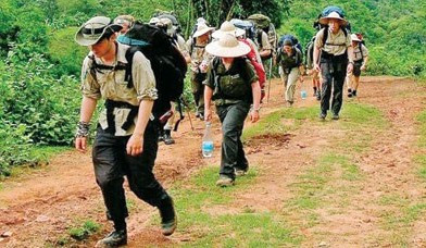 Lữ khách thuộc một tour du lịch 4 ngày trên Đường Hồ Chí Minh. Ảnh: Asiattractions.com. Lữ khách thuộc một tour du lịch 4 ngày trên Đường Hồ Chí Minh. Ảnh: Asiattractions.com.
