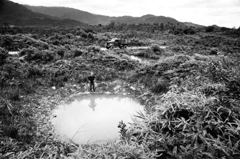 Hố bom Mỹ ở A Sầu (Thừa Thiên-Huế). Ảnh: PHILIP JONES GRIFFITHS. Hố bom Mỹ ở A Sầu (Thừa Thiên-Huế). Ảnh: PHILIP JONES GRIFFITHS.