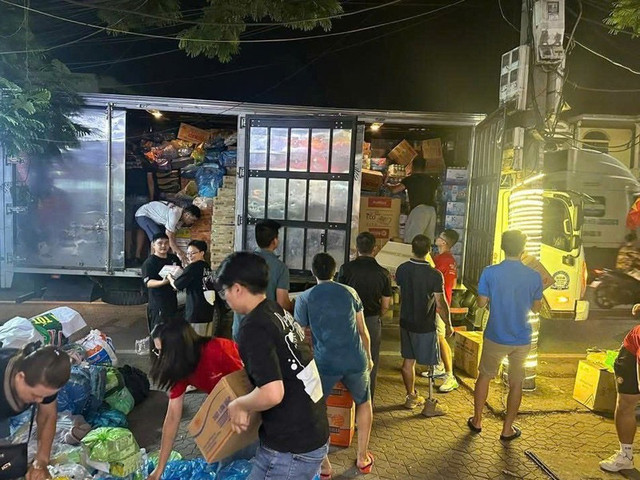Người dân chung tay xếp nhu yếu phẩm lên xe cứu trợ de-13.jpg
