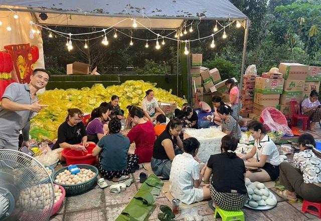 Nhóm chị Trang nấu ăn, gửi những suất cơm đến bà con vùng ngập ở Thái Nguyên de-7.jpg