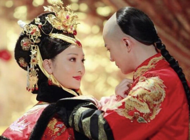 Dưới thời Khang Hi, nhà Thanh mới xây dựng hệ thống hậu cung đầy đủ, phân chia phi tần theo cấp bậc. Dưới thời Khang Hi, nhà Thanh mới xây dựng hệ thống hậu cung đầy đủ, phân chia phi tần theo cấp bậc.