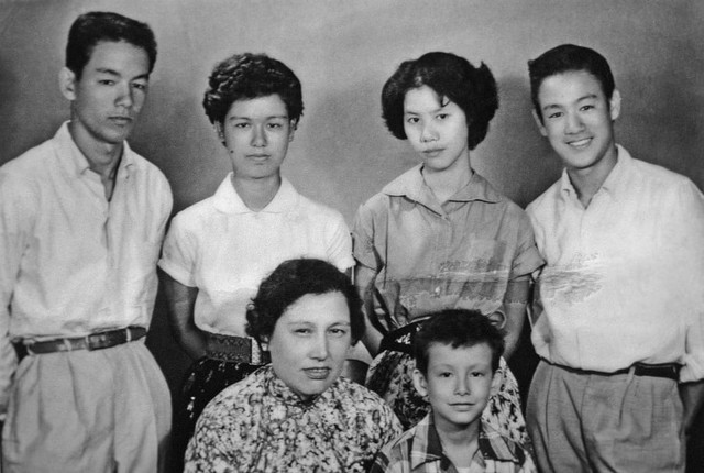 Lý Tiểu Long (ngoài cùng bên phải) đứng bên cạnh chị gái Phoebe. Lý Tiểu Long (ngoài cùng bên phải) đứng bên cạnh chị gái Phoebe.