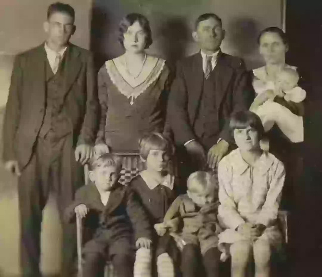 Bức chân dung gia đình Lawson: Từ trên cùng bên trái sang phải là Arthur (16), Marie (17), Charlie (43), Fannie (37), Mary Lou (3 tháng tuổi). (Ngồi từ trái sang phải) James (4), Mae Bell (7), Raymond (2), Carrie (12) Bức chân dung gia đình Lawson: Từ trên cùng bên trái sang phải là Arthur (16), Marie (17), Charlie (43), Fannie (37), Mary Lou (3 tháng tuổi). (Ngồi từ trái sang phải) James (4), Mae Bell (7), Raymond (2), Carrie (12)