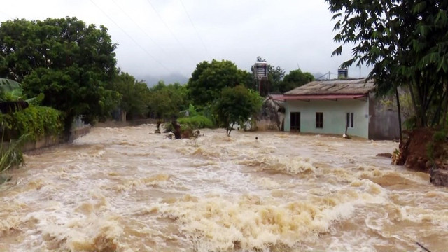 Trung tâm Dự báo Khí tượng Thủy văn Quốc gia dự báo trong 12 giờ tới, lũ trên sông Cầu và sông Thương có khả năng đạt đỉnh, với mức nước vượt báo động 3 (BĐ3) từ 0,5 - 1,1m. Ảnh: nchmf.gov.vn. de-16.jpg