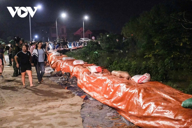 Hàng nghìn bao cát đã được đắp nhằm ngăn mực nước sông Cầu tràn qua de-3.jpg