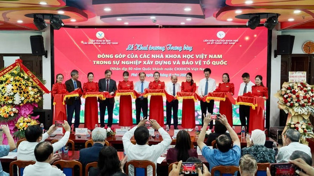 Các đại biểu cắt băng khai trương Trưng bày Các đại biểu cắt băng khai trương Trưng bày