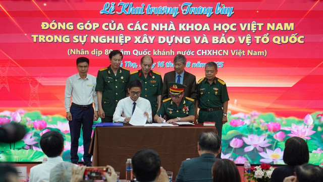 Đại tá, Giáo sư, Tiến sĩ Nguyễn Cảnh Toàn và MEDDOM ký kết tiếp nhận tài liệu Đại tá, Giáo sư, Tiến sĩ Nguyễn Cảnh Toàn và MEDDOM ký kết tiếp nhận tài liệu