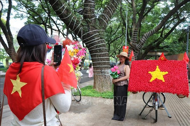 Người dân Đắk Lắk rộn ràng trong không khí chào mừng Kỷ niệm 80 năm Cách mạng tháng Tám và Quốc khánh 2/9. Ảnh: Nguyên Dung/TTXVN Người dân Đắk Lắk rộn ràng trong không khí chào mừng Kỷ niệm 80 năm Cách mạng tháng Tám và Quốc khánh 2/9. Ảnh: Nguyên Dung/TTXVN