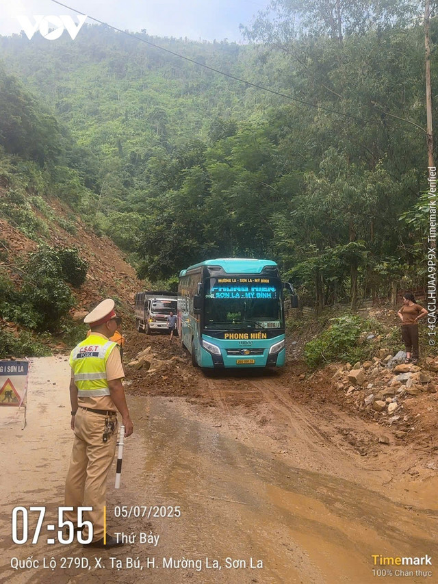 Sau nhiều nỗ lực khắc phục, đến 8h, các phương tiện đã có thể lưu thông sat-2.jpg