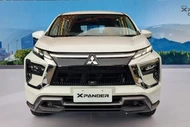 Ở bản tiêu chuẩn, Mitsubishi Xpander 2025 sở hữu diện mạo gọn gàng hơn với phần lưới tản nhiệt được đơn giản hóa, chỉ còn một khe hút gió dọc duy nhất bên dưới. Bộ đèn sương mù LED được làm mới, trong khi cụm đèn pha và dải đèn ban ngày vẫn giữ thiết kế cũ.