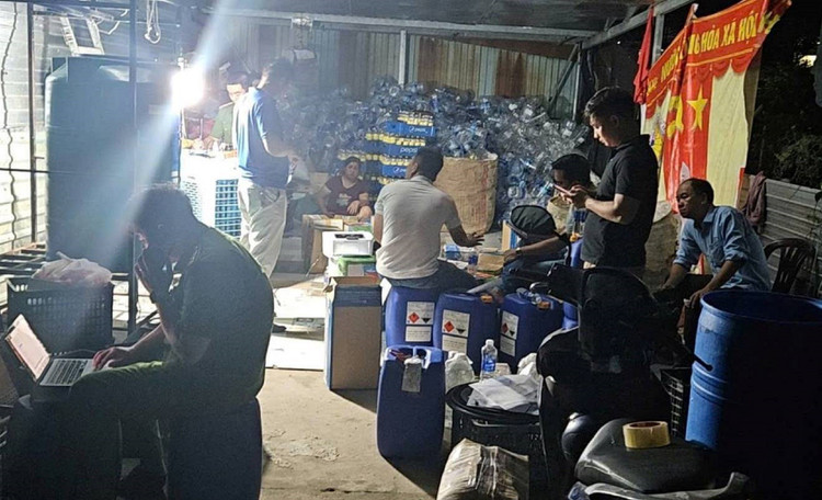 Kho nguyên liệu để sản xuất giấm giả. Ảnh Báo Công an TP HCM Kho nguyên liệu để sản xuất giấm giả. Ảnh Báo Công an TP HCM