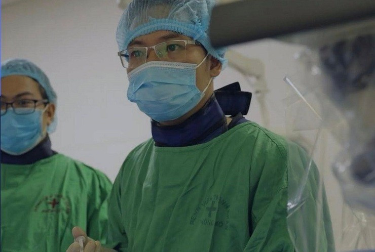 Các bác sĩ tiến hành ca phẫu thuật. Ảnh BV