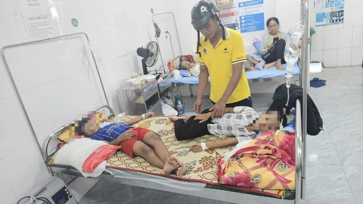 Các học sinh nghi bị ngộ độc thực phẩm được truyền nước, theo dõi. Ảnh nhandan.vn Các học sinh nghi bị ngộ độc thực phẩm được truyền nước, theo dõi. Ảnh nhandan.vn