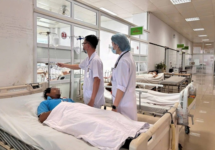 Một bệnh nhân nghi ngộ độc nấm đang được điều trị tại Bệnh viện Đa khoa vùng Tây Nguyên. (Ảnh baovephapluat/vn) 1-5417.jpg