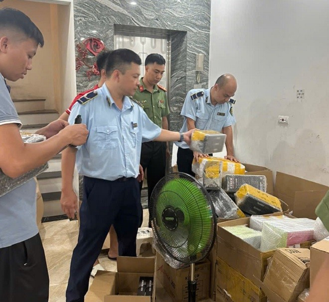 Lực lượng chức năng kiểm tra cơ sở kinh doanh/ Ảnh doanhnghiepnguoitieudung.vn Lực lượng chức năng kiểm tra cơ sở kinh doanh/ Ảnh doanhnghiepnguoitieudung.vn